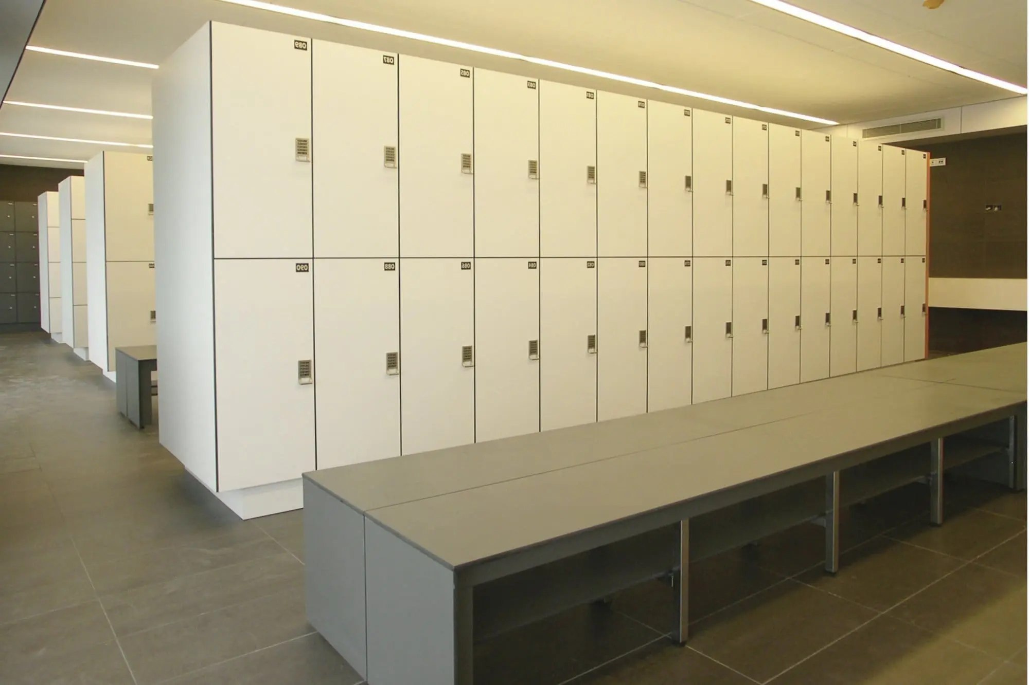 INBECA-Vestuarios-bancos-instalacion-4