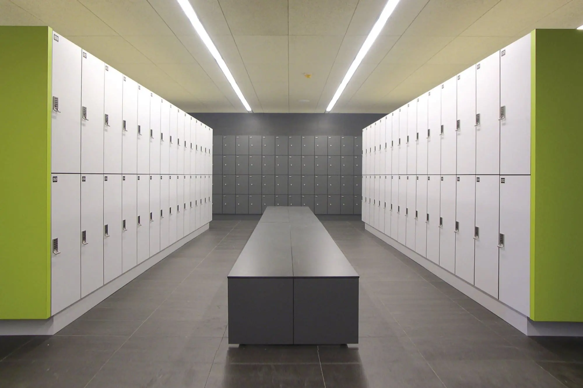 INBECA-Vestuarios-bancos-instalacion-5
